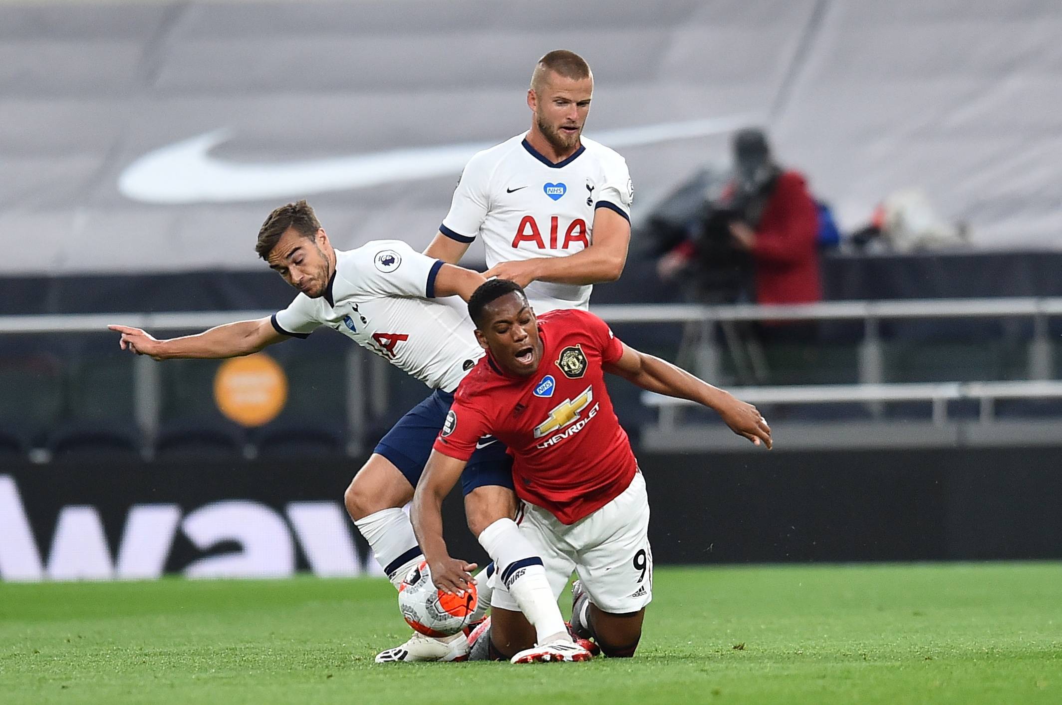 这与他在持 这与他在持